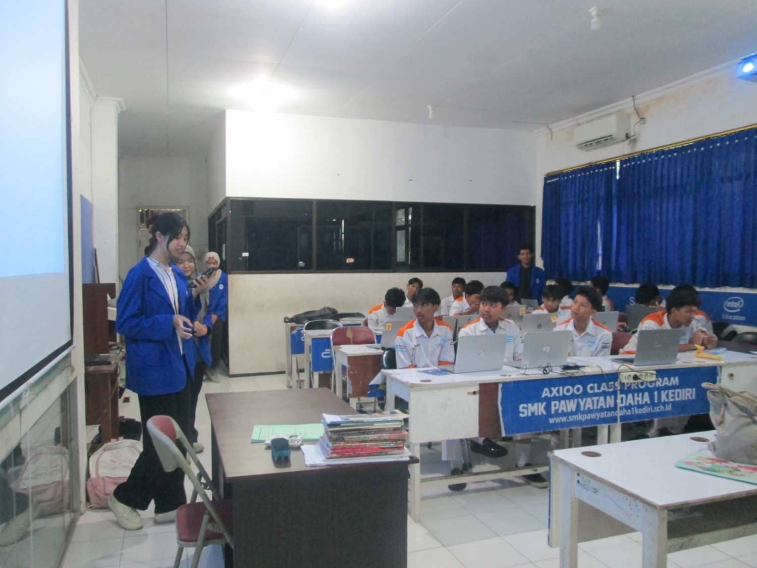 GOES TO SCHOOL BATCH 2